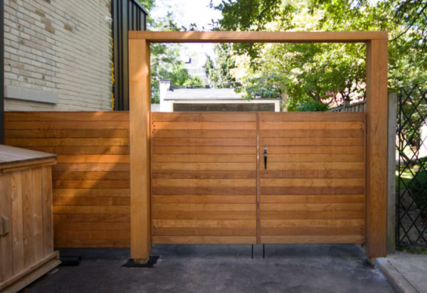 Pintu masuk dengan gapura kayu besar dan runcing